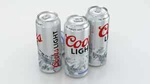 三個帶有山脈設計的Coors Light啤酒罐，白色背景。