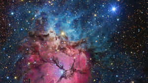在深空中閃耀著星星的充滿活力的粉紅色和藍色星雲。 — 銀河 壁紙