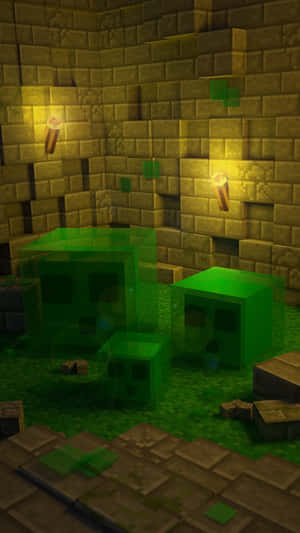 三個發光的綠色爬行者在一個有石牆和火炬的 Minecraft 地牢中。 — 我的世界 壁紙