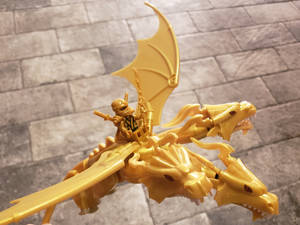 金色LEGO龍，三個頭和騎手，石磚地