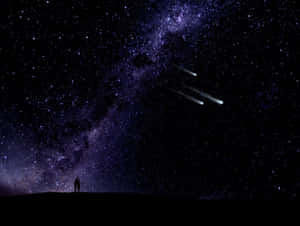兩個人站在一起觀看帶有流星的星空夜空。