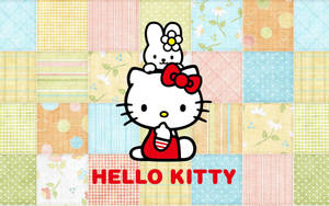 Hello Kitty 和她的朋友在拼布被子背景上，帶有文字。