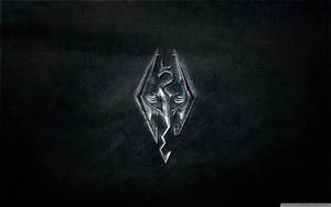 深色皮革紋理上的銀色Skyrim龍標誌