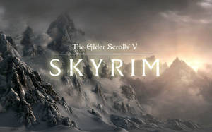 白雪皚皚的山脈，遊戲標題 Skyrim 在夕陽天空下閃耀。