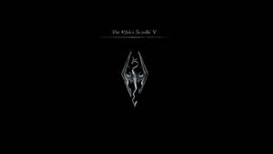 黑色背景上帶有銀色風格化徽章的 The Elder Scrolls V 標誌。