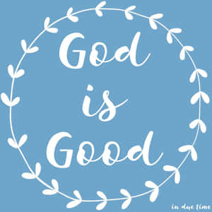 圓形花環，藍底上以白色字體寫著「God is Good」。 — 神 壁紙