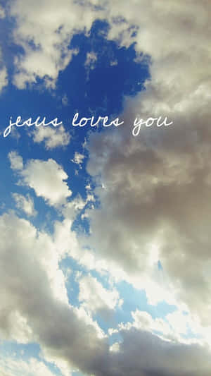 文字 'jesus loves you' 映襯在多雲的藍天下。
