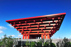 藍天下帶有分層懸挑的紅色現代建築。 — 唐人街 GIF 壁紙