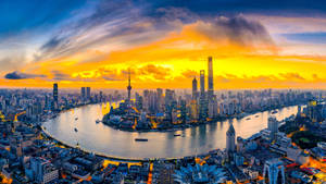 夕陽下的上海城市景觀，包括黃浦江和標誌性摩天大樓 — 唐人街 GIF 壁紙