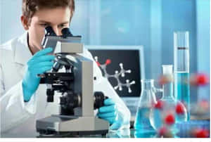 年輕科學家在實驗室用顯微鏡檢查樣本
