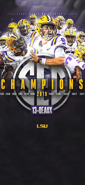 LSU Tigers 美式足球隊慶祝2019年CFP冠軍，球員戴著頭盔、穿著制服。