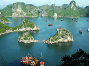 喀斯特島嶼與船隻在碧綠水域中，晴空之下