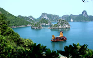 傳統帆船在碧綠海水中穿梭於綠色喀斯特島嶼之間。