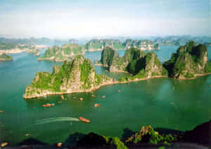 喀斯特島嶼從翠綠海水中升起，船隻在其間漂流。