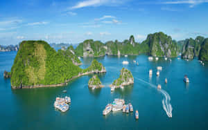 藍天下碧綠海水中的喀斯特島嶼與船隻
