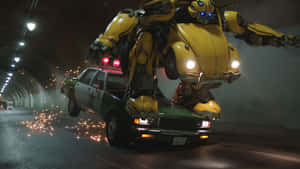 黃色機械人在黑暗的隧道中跳過一輛警車，火花四濺。