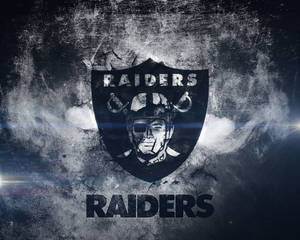 Raiders 標誌在裂紋混凝土背景上，帶有發光的光條。