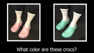 兩張並排的照片顯示腳穿白色襪子和粉紅色或薄荷綠色Crocs。