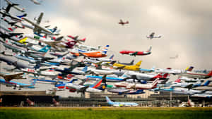 多雲天空下，機場內許多飛機在空中和地面。 — 雲朵 壁紙