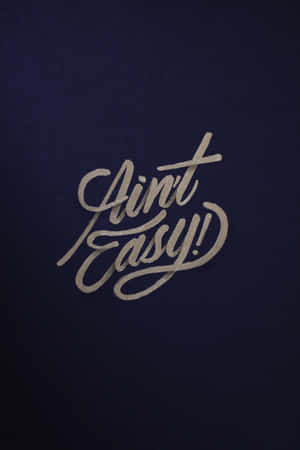 在海軍藍背景上顯示「Ain't Easy!」的銀色書法文字。