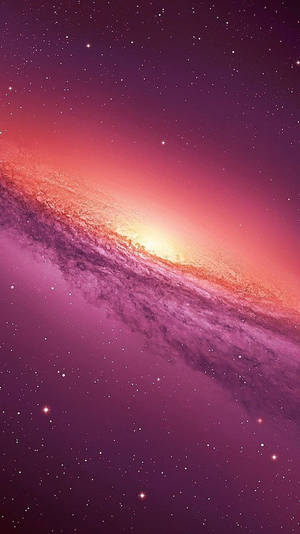 一個發光的螺旋星系，在深空中帶有粉紅色和紫色的雲層和星星。