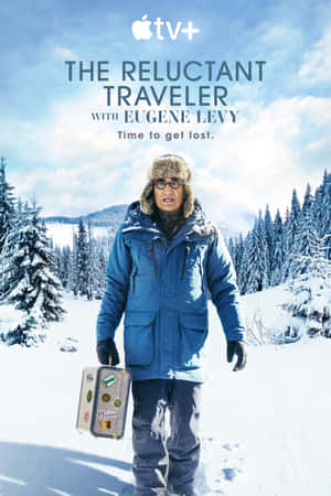冬季裝扮的男人在雪地松林中手持手提箱。