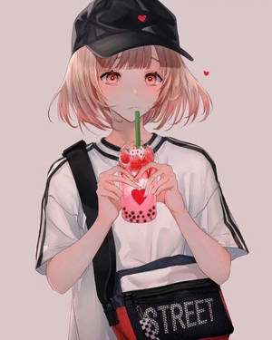 戴黑色帽子和街頭袋的動漫女孩，喝著帶草莓的粉紅色泡泡茶。 — 粉紅 壁紙