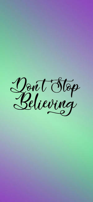 勵志名言 Don't Stop Believing 以優雅草書顯示喺色彩繽紛嘅漸變背景上。