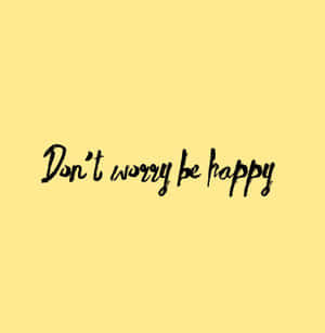 在黃色背景上以黑色字體寫著「don't worry be happy」的勵志語錄