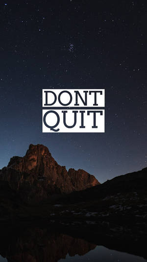 星空下的山頂，水面上倒映著勵志文字「dont quit」。