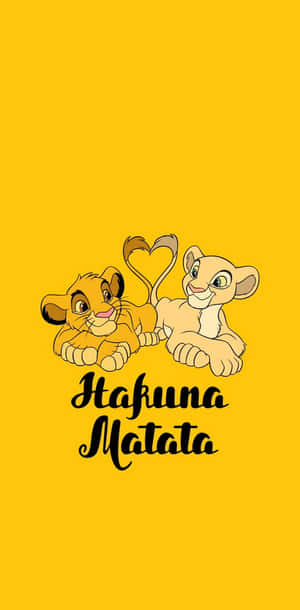 兩隻卡通獅子幼崽在黃色背景上用尾巴形成一個心形，並帶有Hakuna Matata文字。