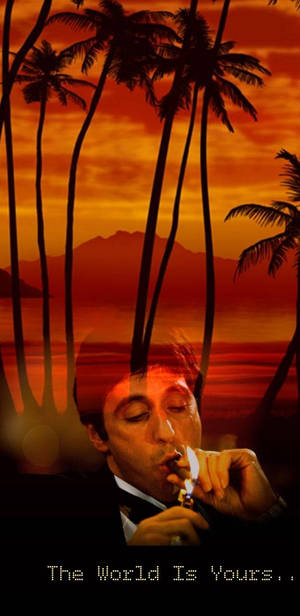 穿著西裝的男子在熱帶日落中點燃香煙，旁邊有棕櫚樹。