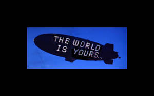 一艘像素化的飛船在深藍色天空上顯示「THE WORLD IS YOURS...」。