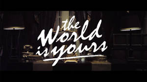 復古房間內有燈具和華麗裝飾，並顯示文字「The World is Yours」。