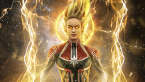 驚奇隊長穿著紅金色服裝，被宇宙閃電和星星包圍。