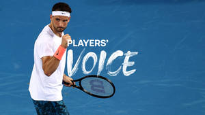 網球選手在藍色球場上握著球拍，帶有「Players' Voice」文字。 — 網球 壁紙