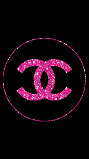 黑色背景上圓圈內的粉紅色閃粉 Chanel 標誌。