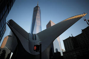 Oculus交通樞紐，背景係日落時分嘅One World Trade Center。 — 晴朗天空 壁紙