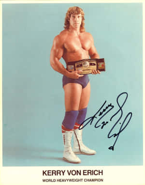摔角手 Kerry Von Erich 在攝影棚照片中拿著冠軍腰帶。