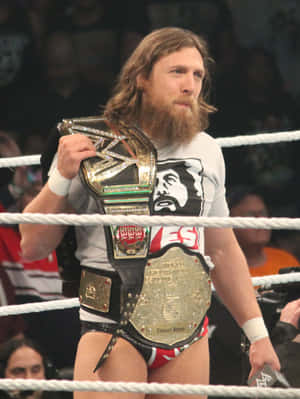 摔角手 Daniel Bryan 在摔角擂台上手持冠軍腰帶。
