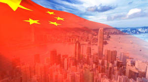 中國國旗在日落時分披在現代城市景觀上。 — 唐人街 GIF 壁紙