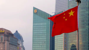中國國旗在現代城市建築前飄揚。 — 中國 壁紙