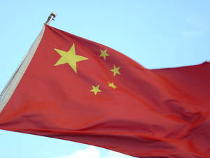 中國國旗在藍天下隨風飄揚。 — 中國 壁紙