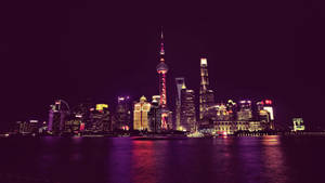 上海夜景天際線，發光的建築物倒映在河中。