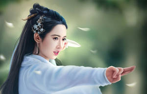 一位優雅的女子身穿白色長袍，在綠色森林中伸出手，花瓣在她周圍飄浮。