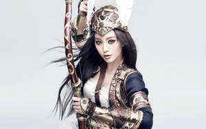 一位身穿金色盔甲的女性在工作室肖像中手持弓和箭。