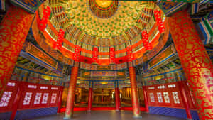 宏偉的寺廟大廳，配有紅色柱子、金色裝飾和精緻的天花板 — 中國 壁紙