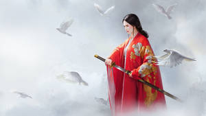 一位身穿紅色和服的女子手持劍，被霧雲中的白鴿環繞。