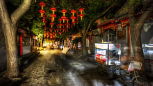 夜晚街道，有紅燈籠和樹下的美食車