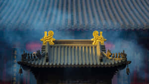 寺廟屋頂，金色龍和藍色瓦片，煙霧瀰漫。 — 中國 壁紙